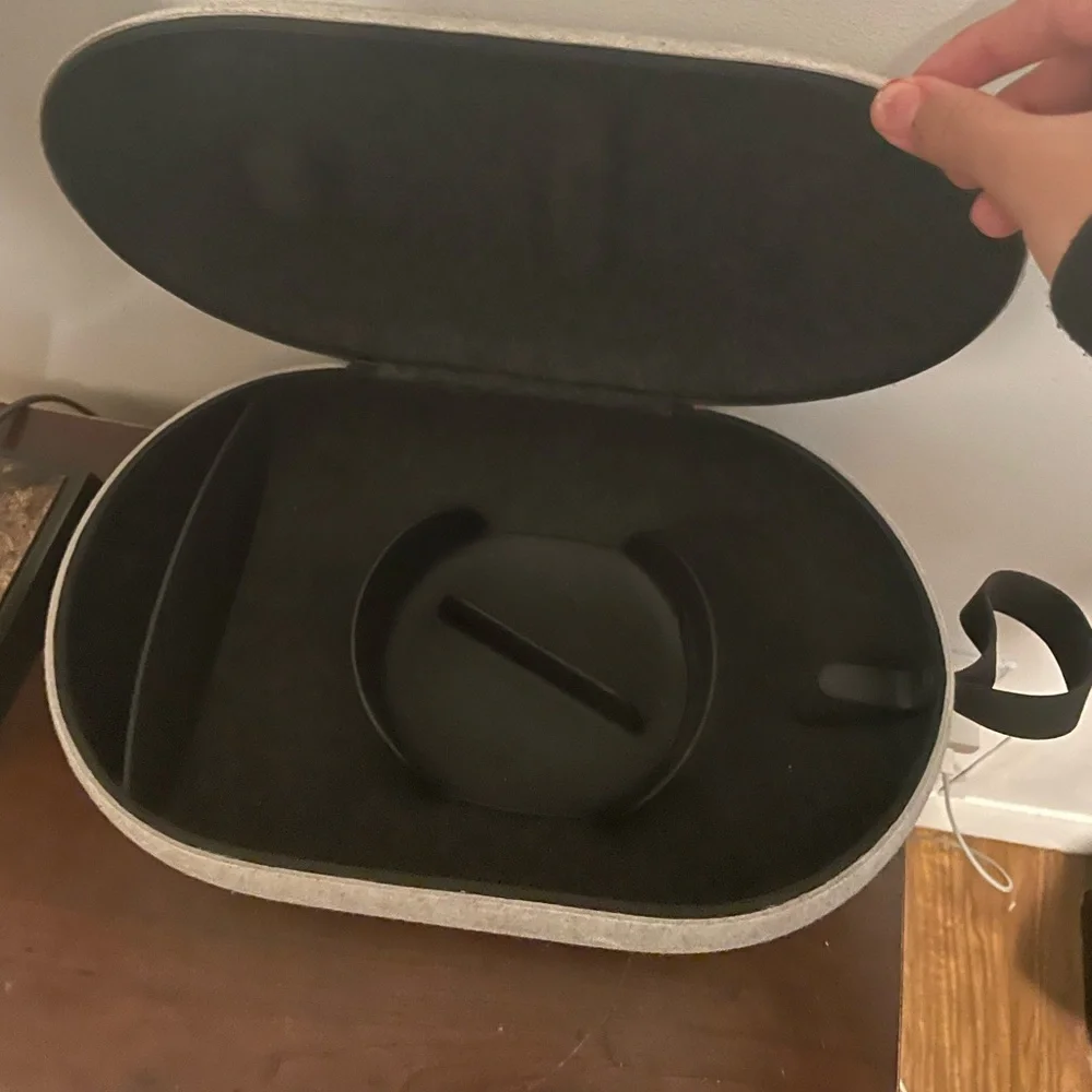 Oculus/Meta Quest 2 256Gb comes with original Oculus Case.